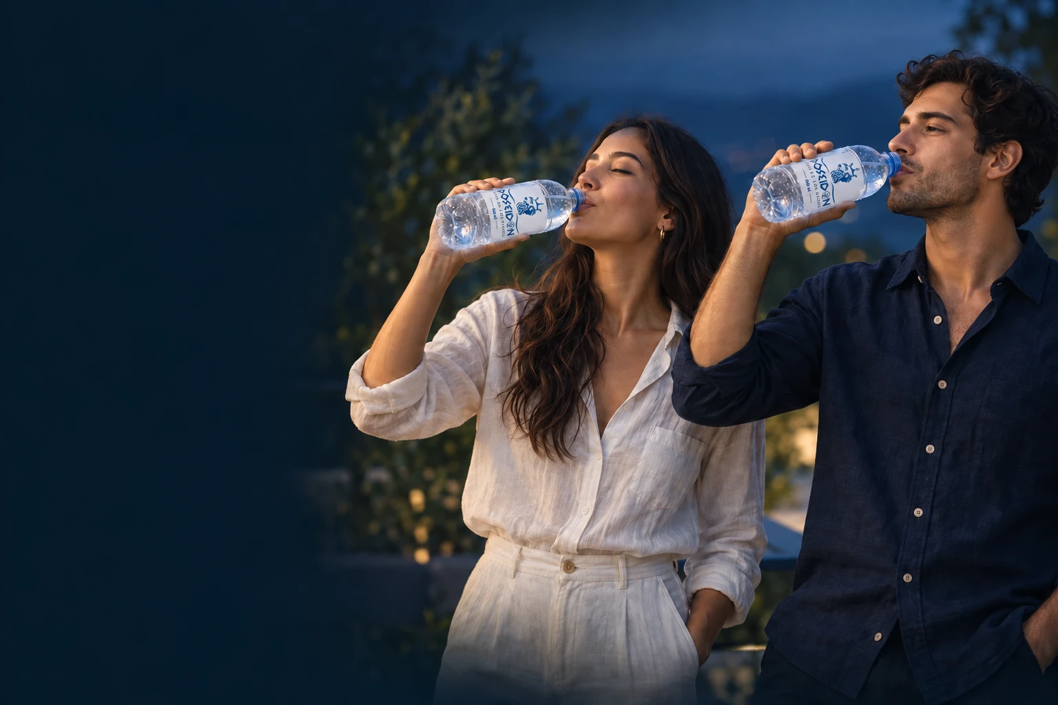 Dos personas toman agua de botellas Poseidón de 600 ml al aire libre